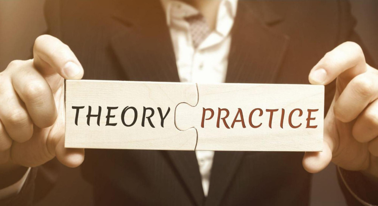 dekoratives Bild zur Seite Theorie und Praxis: Weshalb nichts so praktisch ist wie eine gute Theorie | Copyright: canva andrii yalanskyi